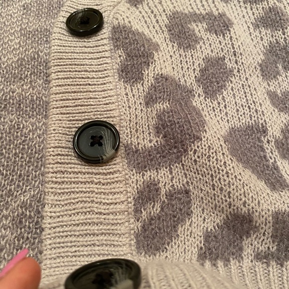 Cheetah print grey sweater with buttons - Picture 3 of 5